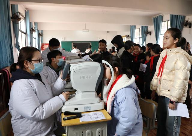  呵护学生眼健康　  视力筛查进校园