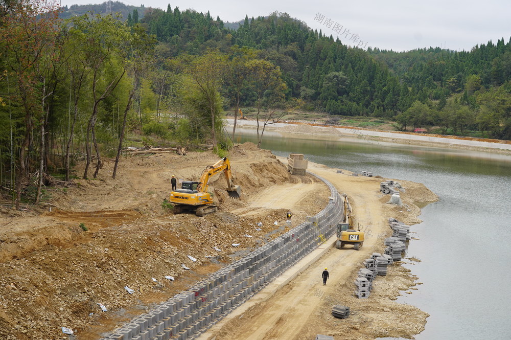 11月19日，湖南省隆回县三阁司镇中洲村河道建设正在有序进行。近年来，该县筑牢“河长制”责任网，着力构建“水清、岸绿、景美”生态河道，守护好一江碧水。隆回赧水被授予湖南省“美丽河湖建设优秀案例”。