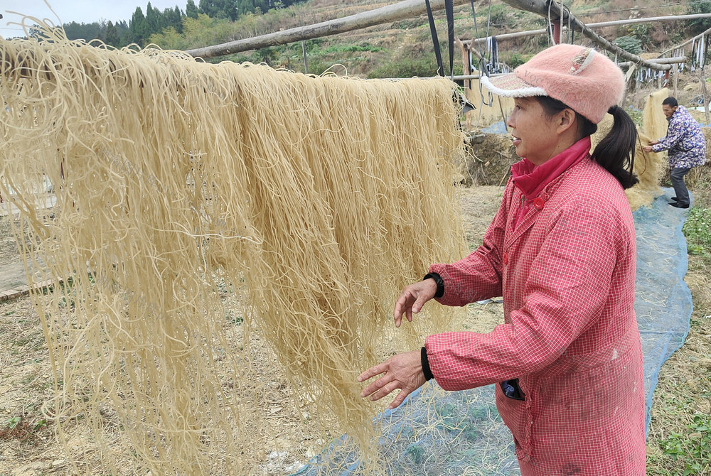 11月20日，湖南省隆回县横板桥镇羊楼村6组村民毛春香在晾晒红薯粉。近年来，横板桥镇围绕“一村一品、一乡一业”发展格局，利用当地山区盛产红薯资源，做强做大红薯深加工产业链文章，大力发展粉制品加工产业，助力农民增收。红薯加工成粉条后，价值倍增，畅销省内外。