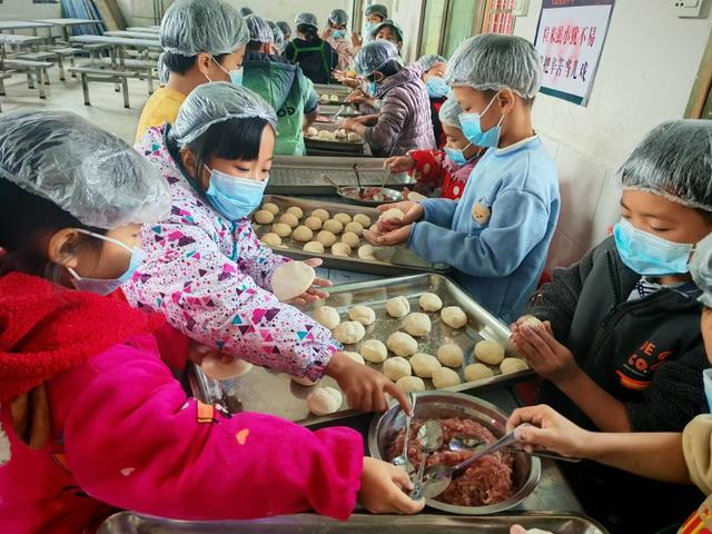 11月21日，湖南省隆回县荷香桥镇飞龙小学学生在参加“做包子”专题劳动实践活动。本学期来，该校把锄地、种菜、养花、做饺子、做包子等内容融入劳动课，培养学生正确的劳动价值观和良好的劳动品质，让学生体验劳动的乐趣，提高动手能力。
（罗理力 阳凤舞 摄影报道）