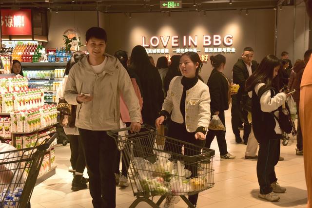 胖东来 步步高 超市  线下店  商业转型
