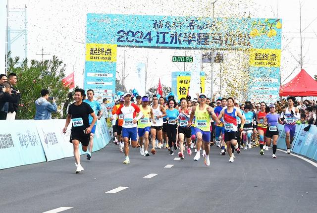 乡间马拉松  奔跑田野间