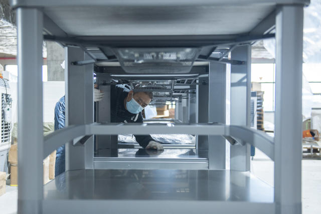 娄底 智能 电取暖茶几 赶制订单
生产旺季