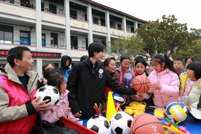 暖流计划、志愿者、学校学生、爱心捐赠、文体用品、传递、梦想

