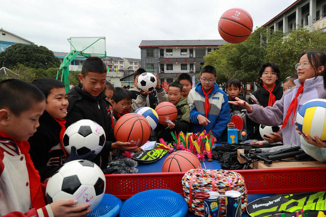 暖流计划、志愿者、学校学生、爱心捐赠、文体用品、传递、梦想

