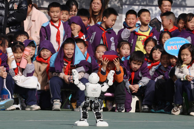 科学 技术 科普 校园  大手牵小手 机器狗 无人机
