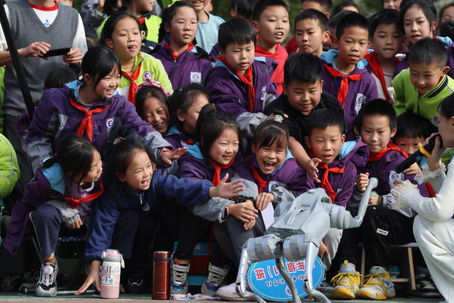 科学 技术 科普 校园  大手牵小手 机器狗 无人机