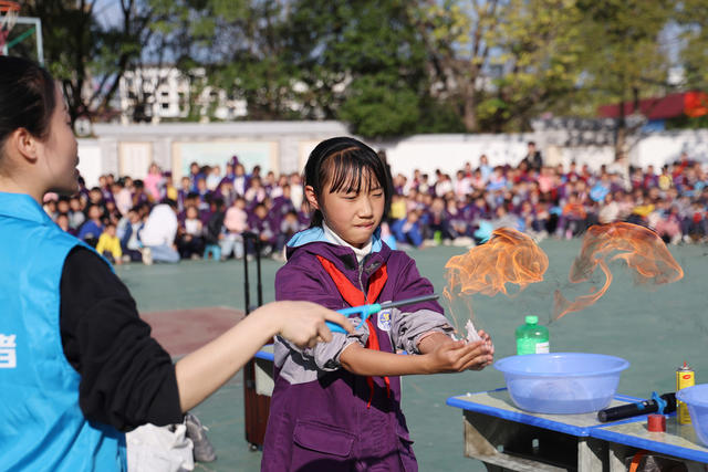 科学 技术 科普 校园  大手牵小手 机器狗 无人机