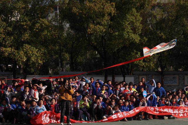 科学 技术 科普 校园  大手牵小手 机器狗 无人机