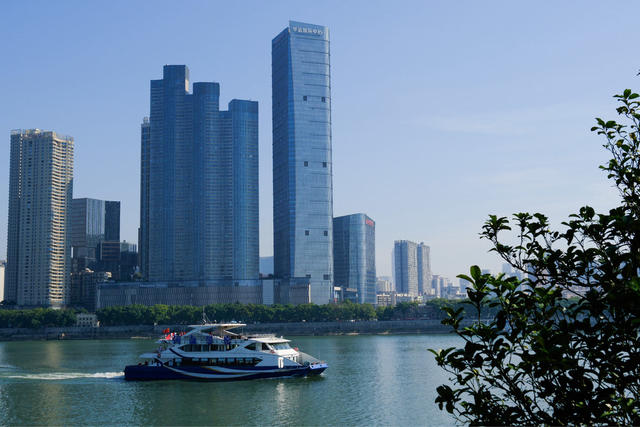 橘子洲景区，游人如织