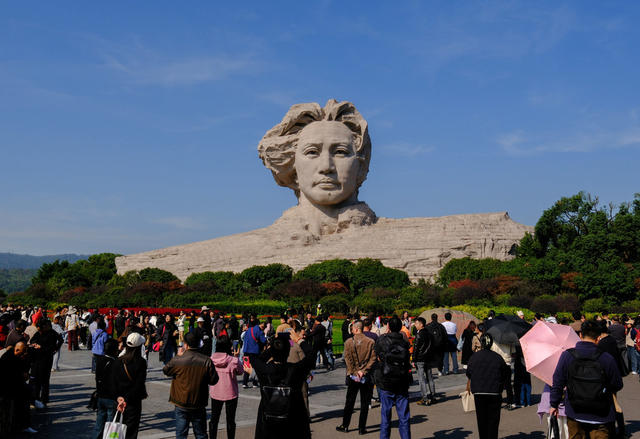橘子洲景区，游人如织