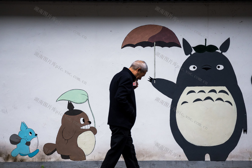 墙画  手机  雨天  冬天  雨伞