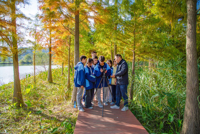 溆浦职中摄影社团学生在思蒙上实操课