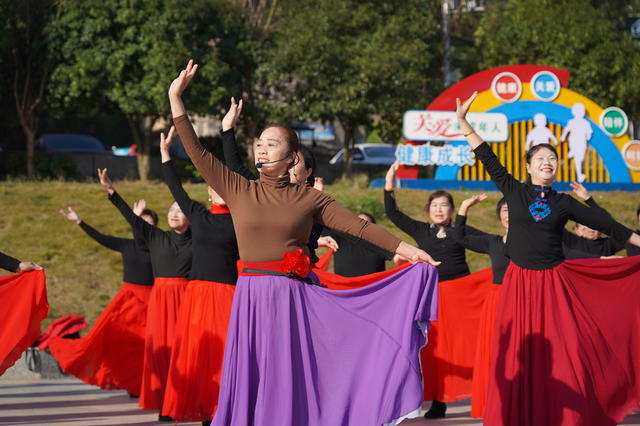 11月29日，湖南省隆回县老年大学学员在学习舞蹈。近年来，该县先后开办三所老年大学，开设30余门公益课程，让广大百姓老有所学、老有所乐。