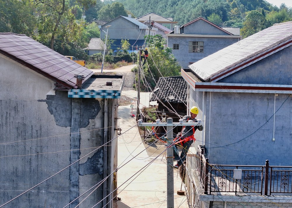 线路改造 保障供电 迎峰度冬