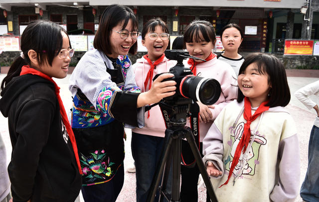 记者 节日  采访 坚守 一线 学生