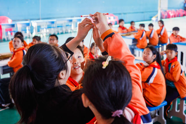 通道    侗族   小学生  织草鞋   红色   文化