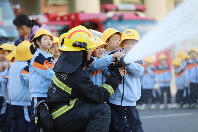 消防日 娃娃