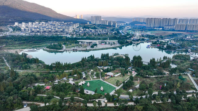 航拍  湖南  郴州  苏仙区  东湖公园  碧波荡漾  湖边 绿树 鲜花  尾砂矿  污染  废地  湘江流域  重金属污染  治理  东湖公园  绿地  乐园  市民  休闲娱乐  