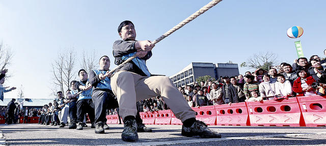 株洲天元群众拔河，24强首场冠军得奖2支羊