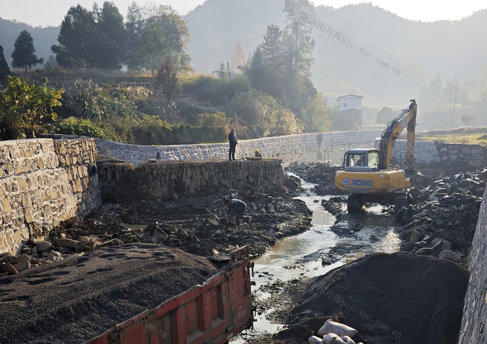 凤凰  高标准农田 改造  施工人员 河堤 平整土地 水渠疏通 河堤整修  粮食增产 农民增收 