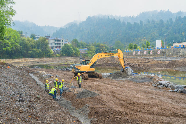 吉首市河溪镇张排村地处峒河与万溶江两河交汇  纳入环保项目有序推进  