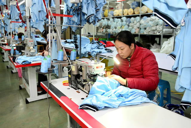 传统产业  转型升级 服装 企业 订单产品 科技创新 智能生产线 企业新活力 “老底子”企业  工业园  智能化 工业 经济 