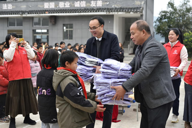 爱心助学 捐赠校服