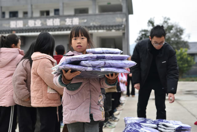 爱心助学 捐赠校服