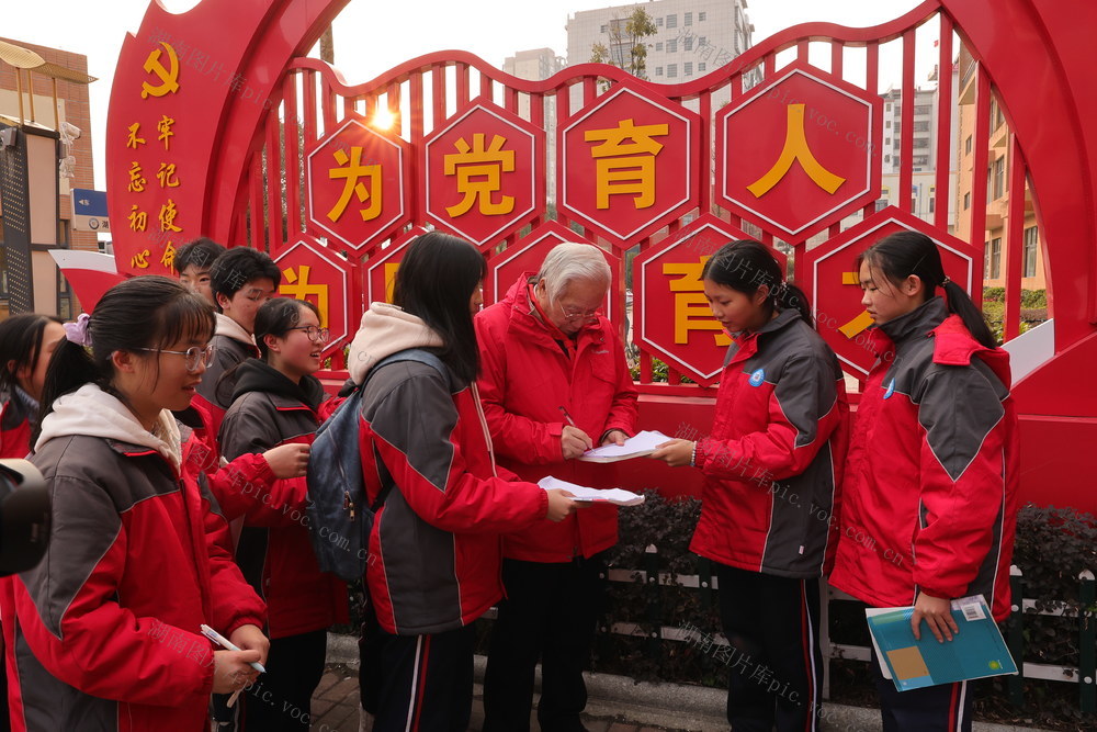 《潜伏》 余则成  思政课  追星  教育  烈士