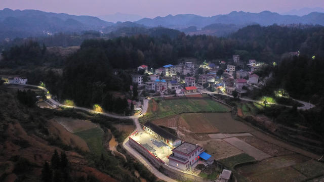 乡村振兴　亮化工程　太阳能路灯　山村　