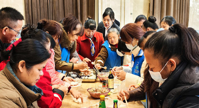 冬至将临，邻里欢聚，饺耳传情。