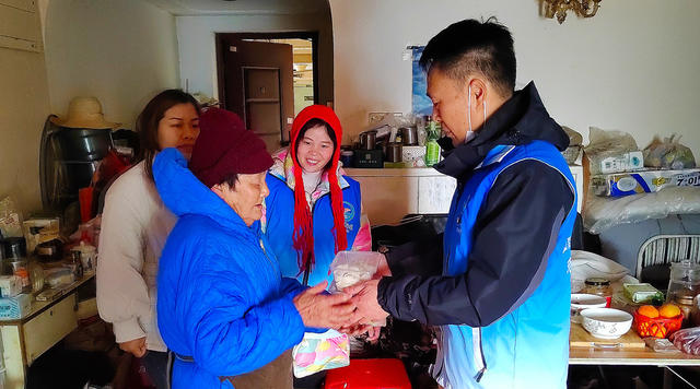 冬至将临，邻里欢聚，饺耳传情。