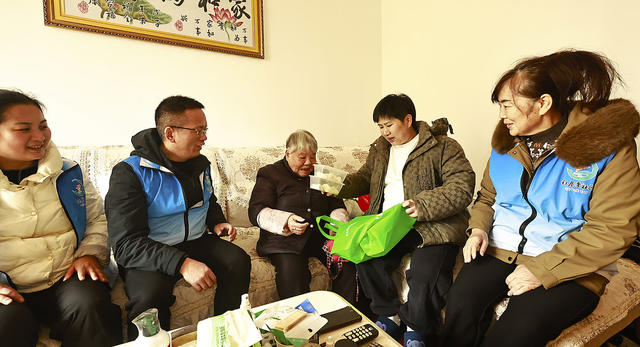 冬至将临，邻里欢聚，饺耳传情。