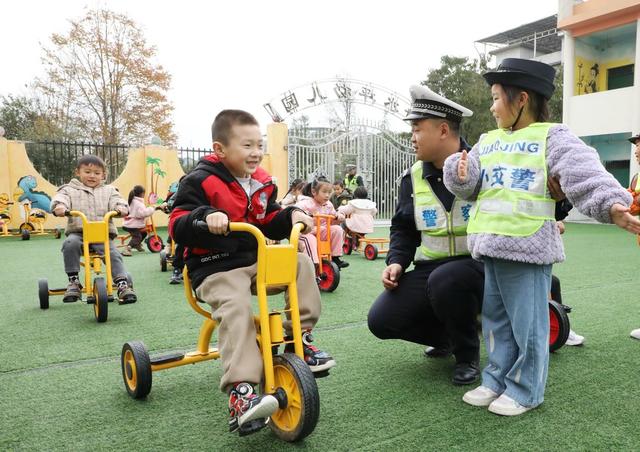      交通宣传进校园       安全知识伴成长

