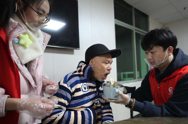 冬至 老人 包饺子