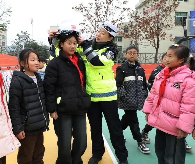  美丽乡村行    交警送安全