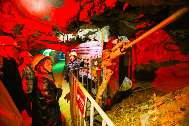 游客  国家4A级  旅游景区  湖南  桂阳  宝山国家矿山公园  井下  核心景区  参观  开采原始采区  矿石  沉浸式体验