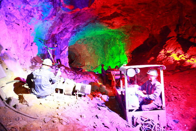 游客  国家4A级  旅游景区  湖南  桂阳  宝山国家矿山公园  井下  核心景区  参观  开采原始采区  矿石  沉浸式体验