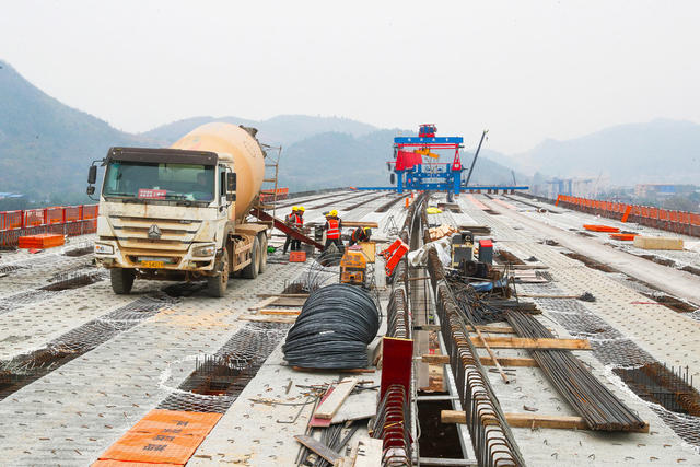 高速  公路  建设  桂新高速