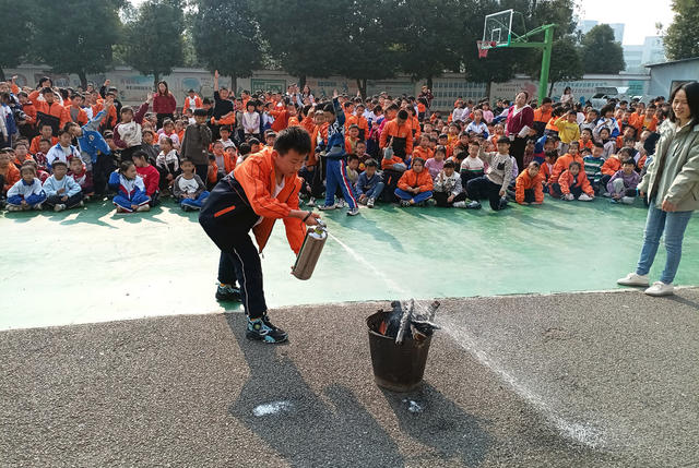 千余名师生参与消防冬季消防演练 
