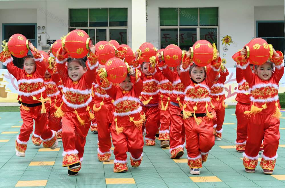 迎新年，元旦，喜庆，学校，幼儿园，小朋友，灯笼，文化，红红火火