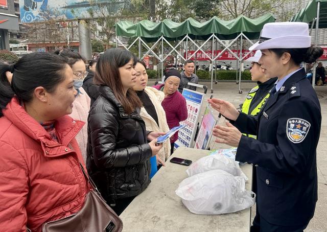 交警宣传进集市

