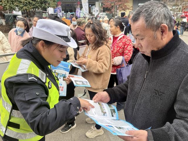交警宣传进集市
