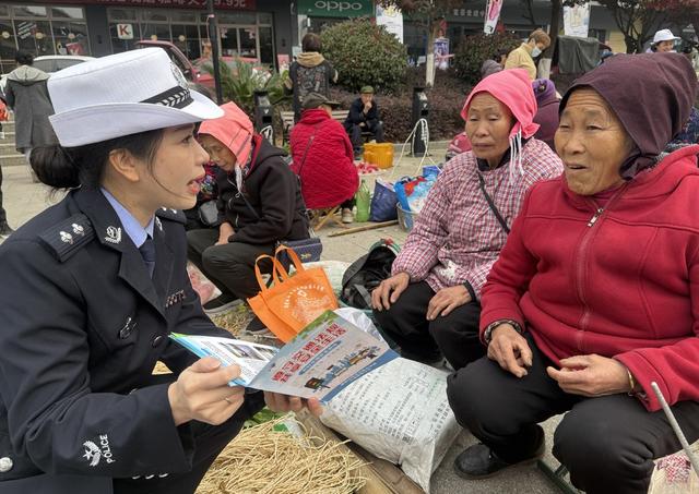 交警宣传进集市
