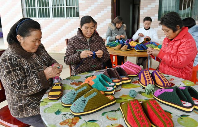 留守妇女 手工艺品 毛线 鞋 编织 农闲人不闲 市场 增收 家门囗创收 农村