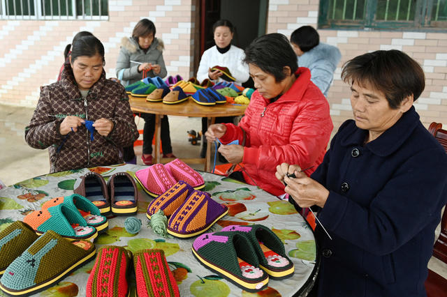 留守妇女 手工艺品 毛线 鞋 编织 农闲人不闲 市场 增收 家门囗创收 农村