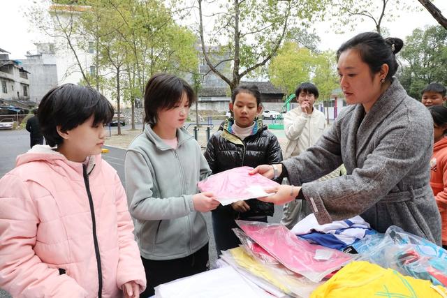   寒冬送温暖情系留山区学子

