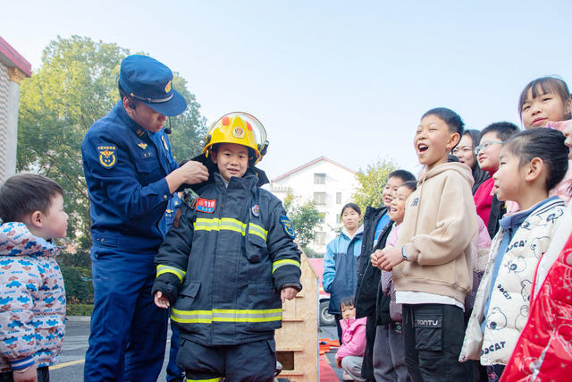 留守儿童 弱势群体 消防队 过生日、迎新年