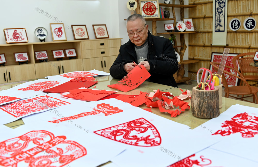 剪纸，非遗，文化，迎春节，喜庆，传统文化，蛇，福，艺人，非遗传承，传统技艺，创作